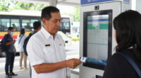 Gubernur DKI Jakarta, Bapak Pramono Anung, Meluncurkan Sistem Pembayaran Tiket MRT Jakarta Menggunakan Kartu Kredit Nirsentuh Atau EMV Contactless Di Stasiun Bundaran HI, Jakarta P